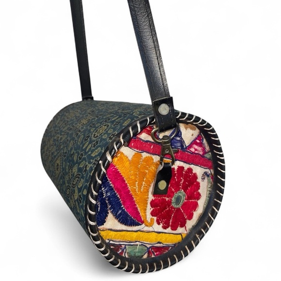 Barrel bag with tapestry fabric and embroidery, roomy, handmade, good condition - Picture 2 of 6